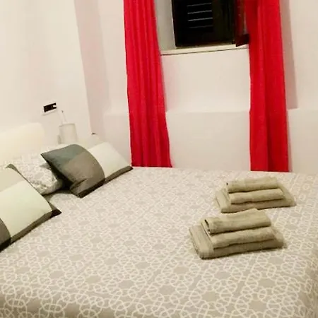 Modern And Cozy With Terrace In Kastel Kambelovac - Two Bedroom Apartment Kastela