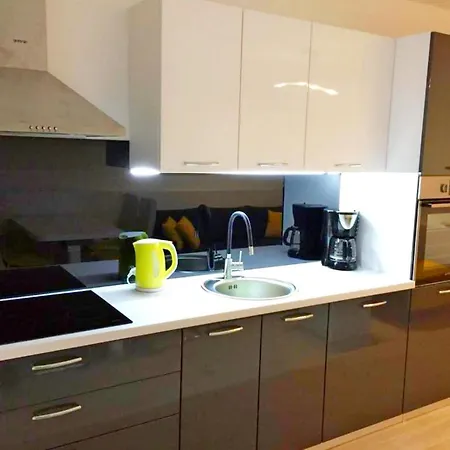 Modern And Cozy With Terrace In Kastel Kambelovac - Two Bedroom Apartment Kastela